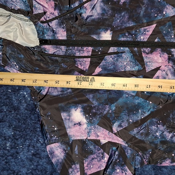 🌠 Wind breaker with night sky galaxy pattern. Like new. Mens size small. - Picture 13 of 14